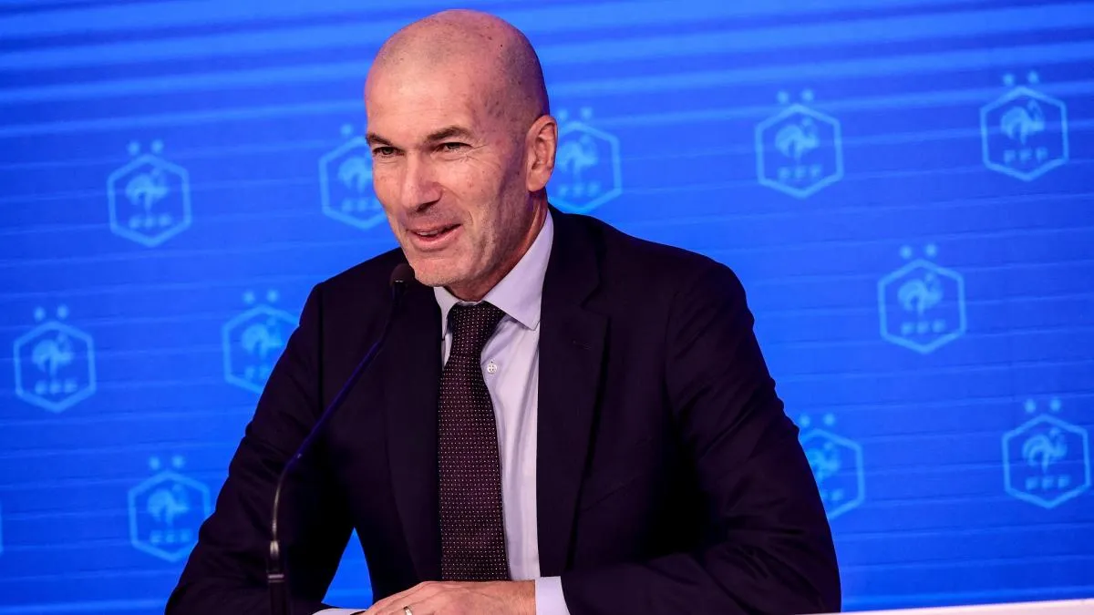 Zinedine Zidane pelatih Timnas Prancis memberi instruksi kepada pemain di pinggir lapangan