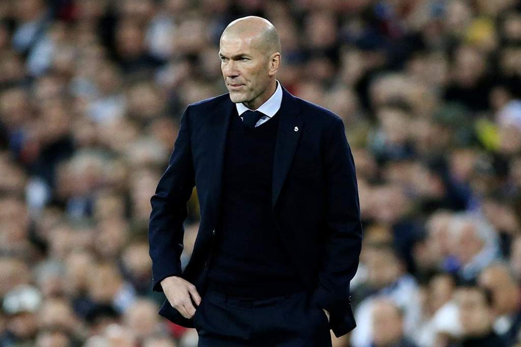 Zinedine Zidane bersiap memimpin sesi latihan perdana tim nasional Prancis.