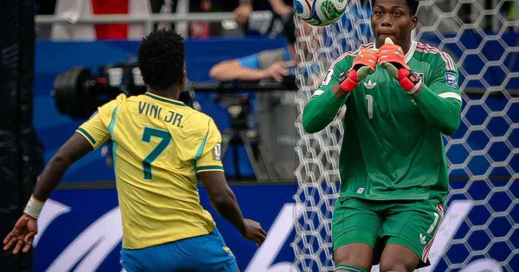Kiper Jepang Zion Suzuki bersiap menghalau bola di lapangan.
