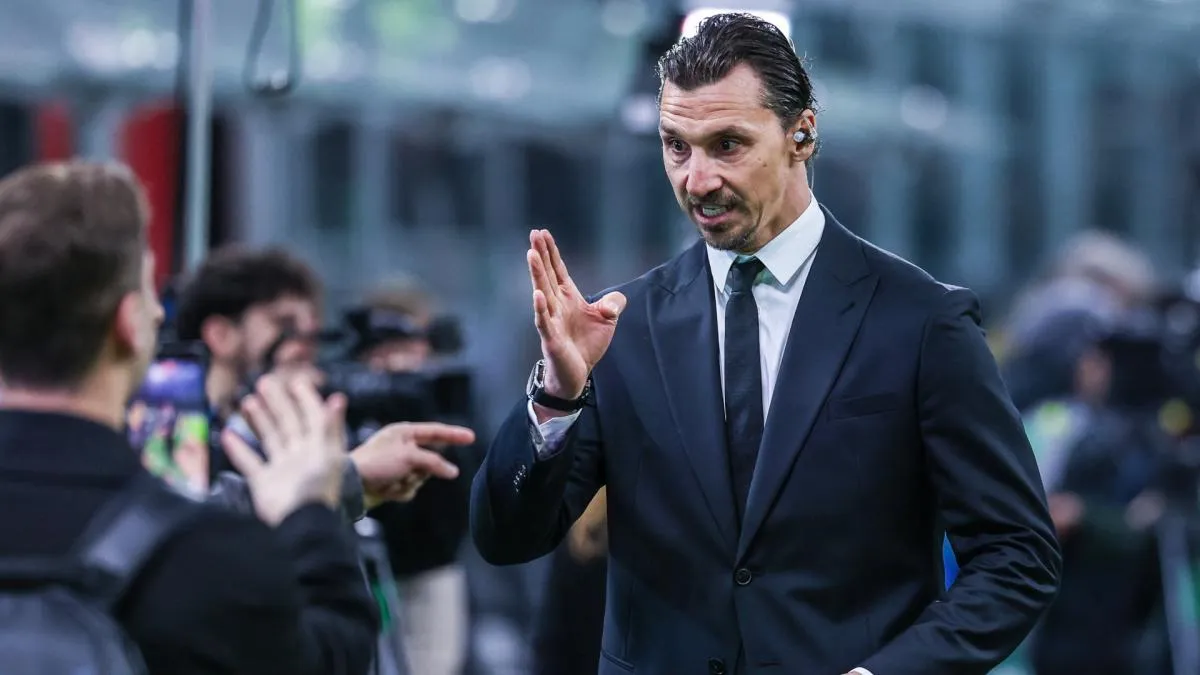 Zlatan Ibrahimovic duduk di bangku cadangan AC Milan dalam pertandingan Serie A.